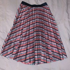 Skirt pleated with shiny stripes